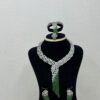 طقم عقد فضة أنيق بلمسات خضراء